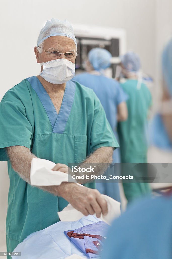 Médecin chirurgie pour s'essuyer mains - Photo de Chirurgien libre de droits