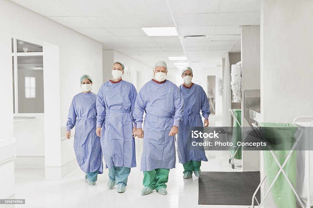 Équipe chirurgicale à pied de l'hôpital - Photo de Docteur libre de droits