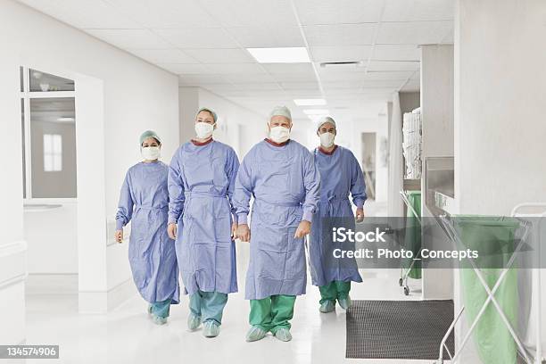 外科チームでの歩き病院 - 医師のストックフォトや画像を多数ご用意 - 医師, 外科医, 手術