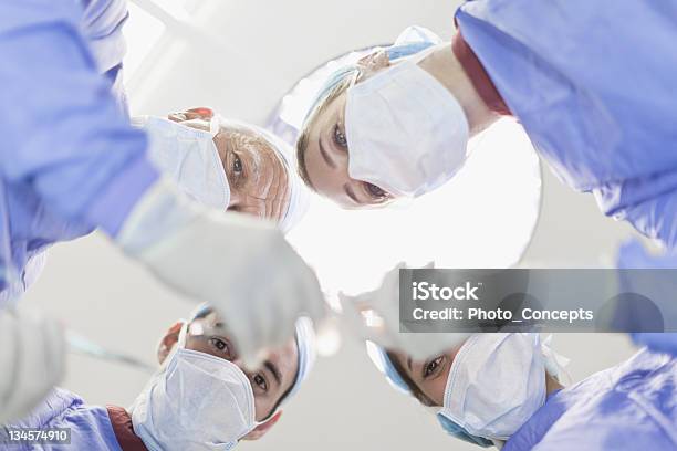 Chirurgen Stehen Über Patienten Stockfoto und mehr Bilder von Chirurg - Chirurg, Untersicht, Aufnahme von unten