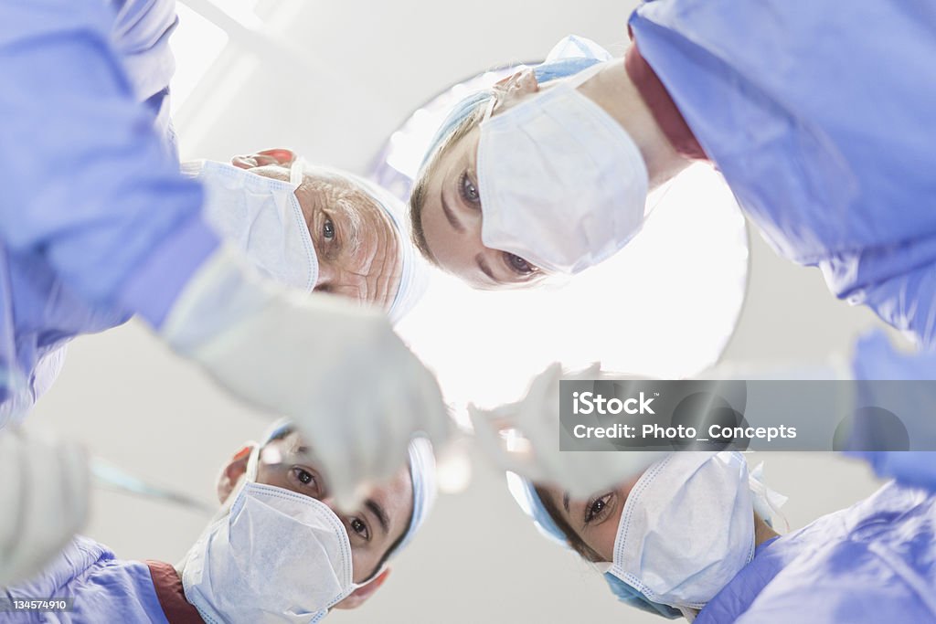 Surgeons стоя над пациента - Стоковые фото Хирург роялти-фри