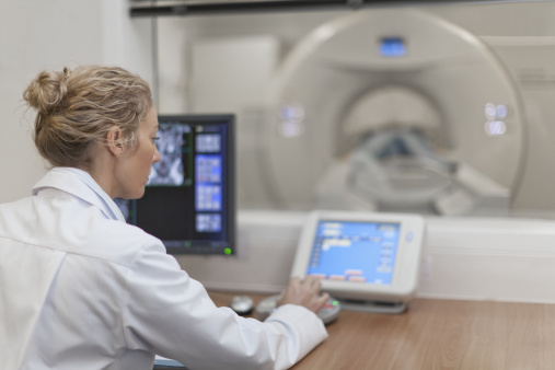 Médico de funcionamiento CT escáner de un hospital photo