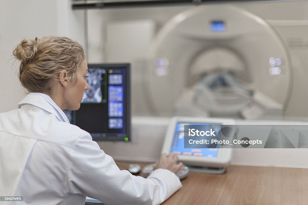 Lo scanner TAC operativo medico in ospedale - Foto stock royalty-free di Tomografia computerizzata