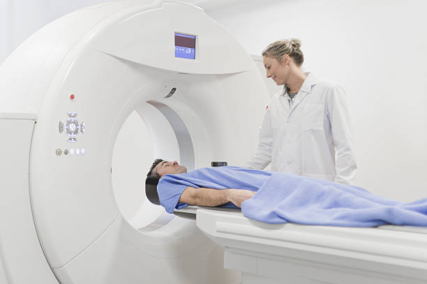 arzt vorbereitung patient für ct-scanner - mri scanner mri scan healthcare and medicine technology stock-fotos und bilder