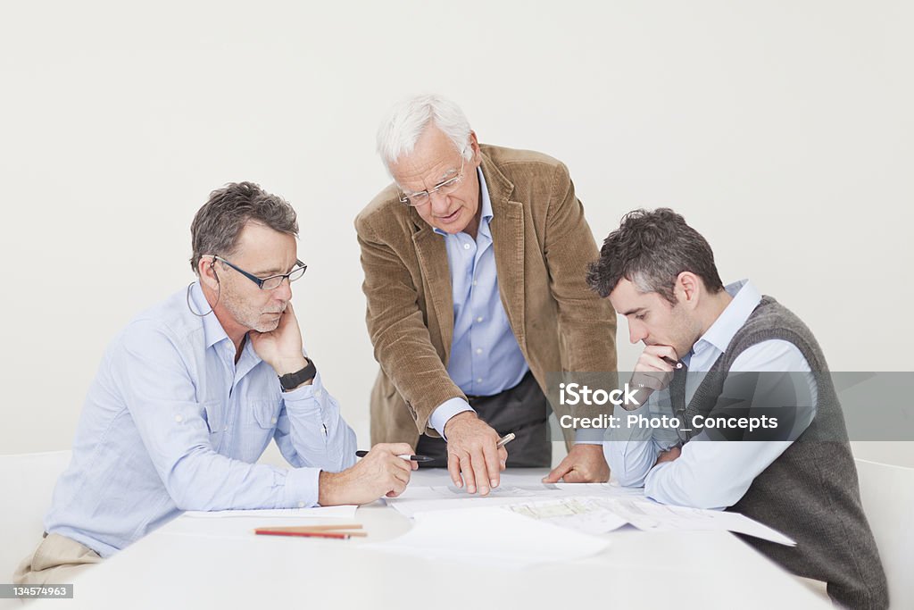 Arquitetos falando na reunião - Foto de stock de Discussão royalty-free