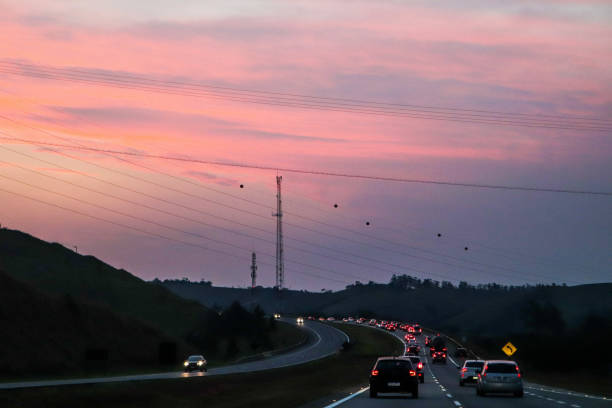 Traveling again After the pandemic, roads are busy again, full of cars, people are out of their homes traveling and hoping for a brighter tomorrow. dirigir stock pictures, royalty-free photos & images