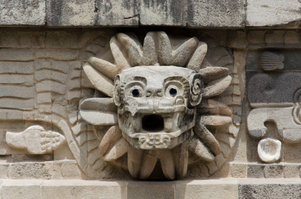 gefiederter schlangensteinkopf im tempel von quetzalcoatl in teotihuacan, mexiko - teotihuacan stock-fotos und bilder