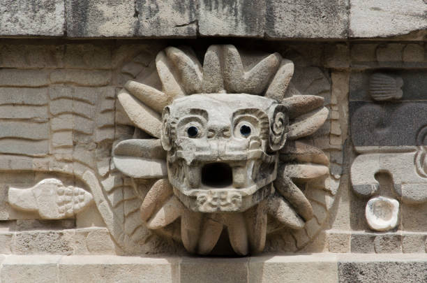 cabeza de piedra de serpiente emplumada en el templo de quetzalcóatl en teotihuacán, méxico - teotihuacan fotografías e imágenes de stock