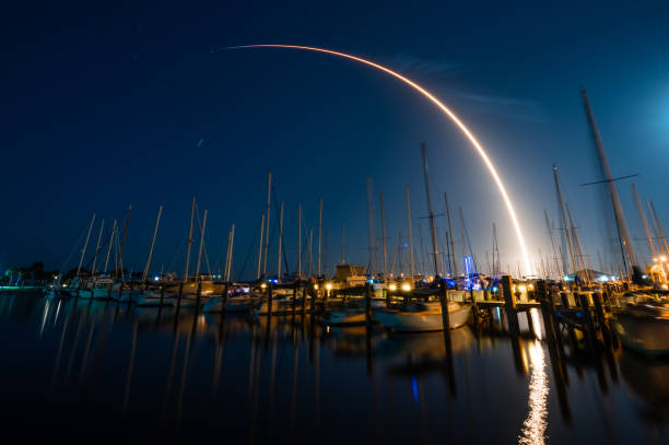 a spacex falcon 9 starlink v1.0-l24 hosszú expozíciója 2021. április 28-án - spacex falcon 9 témájú stock jellegű vizuális alkotások, jogdíjmentes fotók és képek