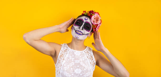 mexican catrina, portrait of young latin woman for halloween party in mexico - face paint human face mask carnival imagens e fotografias de stock