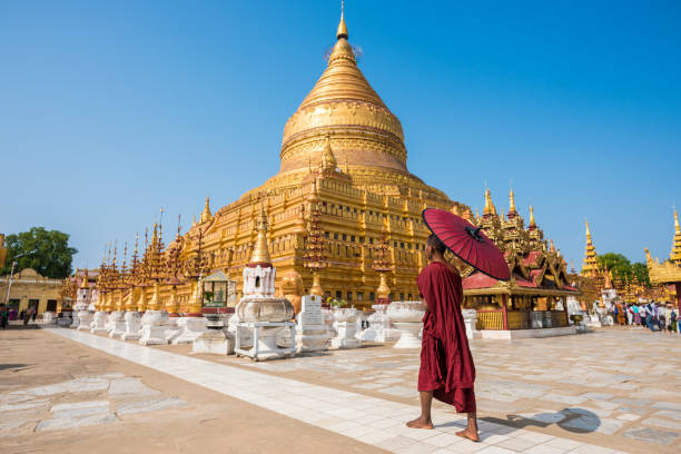 shwezigon paya, bagan, myanmar - pagoda bagan tourism paya fotografías e imágenes de stock