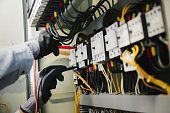 elektroingenieure-testen-elektrische-installationen-und-verdrahtungen-an-schutzrelais-und.jpg?b=1&s=170x170&k=20&c=PqqxenF1otpjF1hKAcTcdZzxfMGYmJbQ5IPt_4PFzaQ=