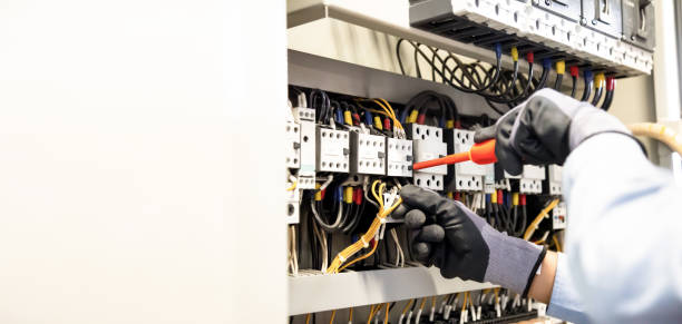 eletricistas trabalham para conectar fios elétricos no sistema, central, sistema elétrico no gabinete de controle. - instalação de arte - fotografias e filmes do acervo