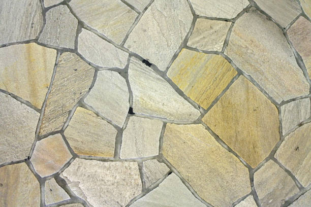 pavés jaunes de différentes formes grille texture d’arrière-plan - paving stone cobblestone road old photos et images de collection