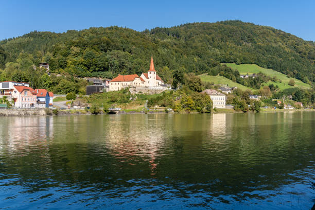 cruzeiro e ciclismo do rio danúbio betqeen passau alemanha e viena, áustria - danube valley danube river austria vienna - fotografias e filmes do acervo