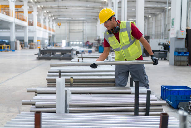 männlicher arbeiter, der in der stahlfabrik arbeitet - industriearbeiter stock-fotos und bilder