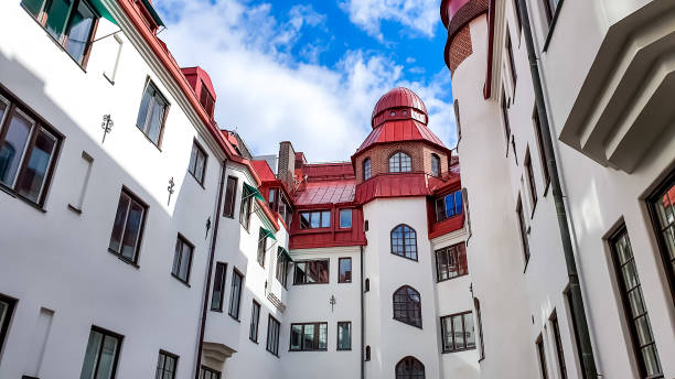 cortile tranquillo con edifici residenziali e uffici bianchi a stoccolma in una giornata limpida - clear sky residential district house sky foto e immagini stock