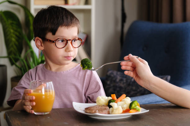 野菜を食べる子供 - cute disgust carrot caucasian ストックフォトと画像