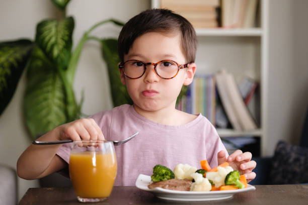 野菜を食べる子供 - cute disgust carrot caucasian ストックフォトと画像