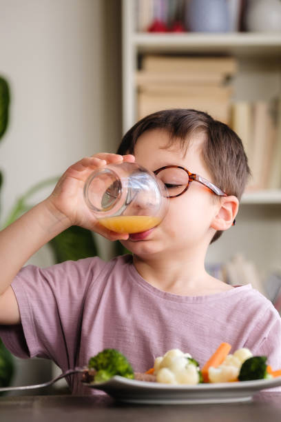 child eating vegetables - dieting front view vertical lifestyles imagens e fotografias de stock