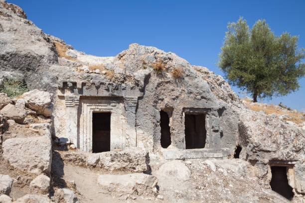 ruiny starożytnego miasta tlos. widok starożytnych licyjskich grobowców skalnych sięga 4 wieku p.c. w pobliżu miasta fethiye, prowincja mugla, turcja. - mugla province zdjęcia i obrazy z banku zdjęć