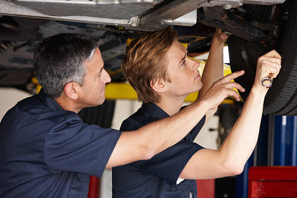 mecânica no trabalho - tire car built structure surrogate - fotografias e filmes do acervo