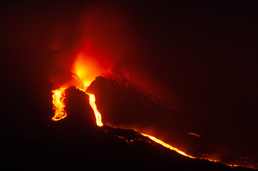 Day 20 of the eruption of the Cumbre Vieja volcano, very strong explosiveness with landslides on the north face of the volcano.