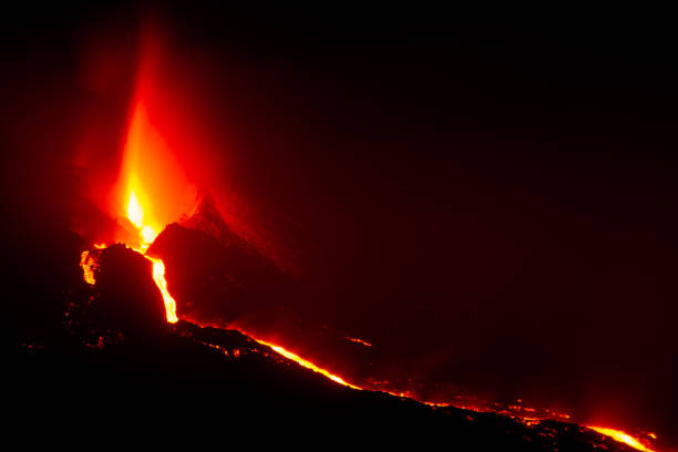 Day 20 of the eruption of the Cumbre Vieja volcano, very strong explosiveness with landslides on the north face of the volcano.