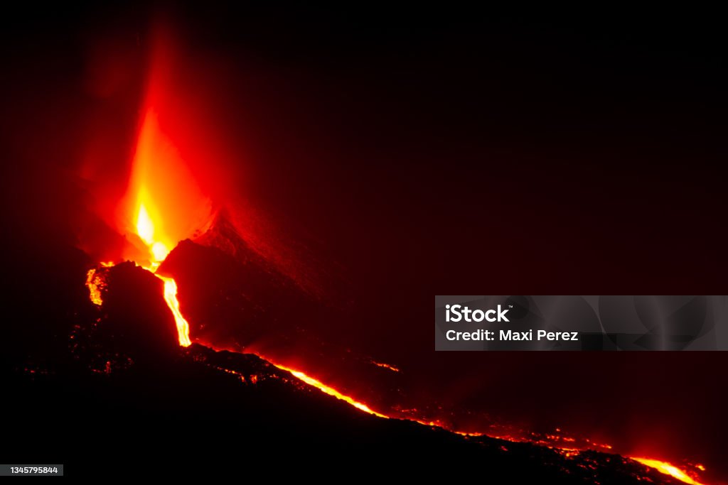 Cumbre Vieja volcano eruption Day 20 of the eruption of the Cumbre Vieja volcano, very strong explosiveness with landslides on the north face of the volcano. La Palma - Canary Islands Stock Photo