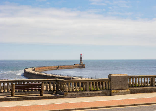 faro y muelle de roker harbour en un hermoso día de verano - lighthouse beacon north sea coastal feature fotografías e imágenes de stock