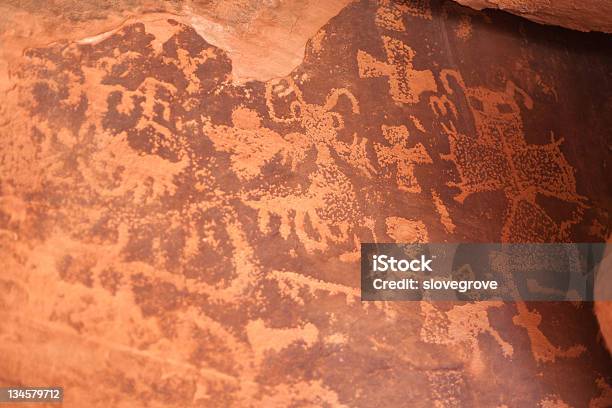 Petroglyphs Foto de stock y más banco de imágenes de Arenisca - Arenisca, Arte rupestre prehistórico, Arte tribal