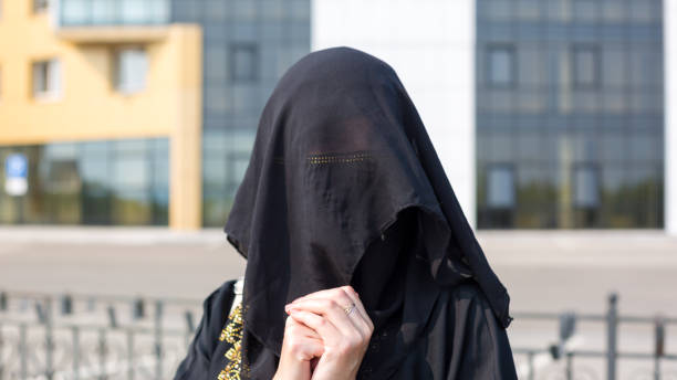 ヨーロッパの都市で彼女の顔を覆う国服を着たイスラム教徒の女性の肖像画 - muslim quarter ストックフォトと画像