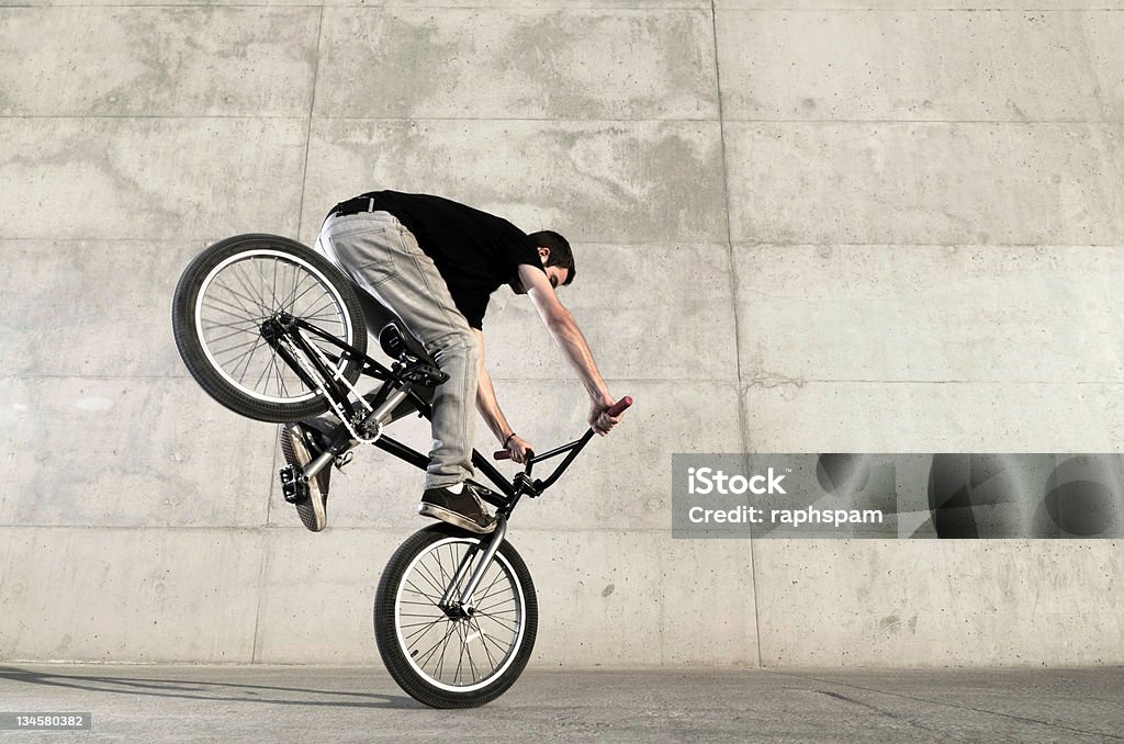 Joven bicicleta BMX rider - Foto de stock de Bicicleta BMX libre de derechos
