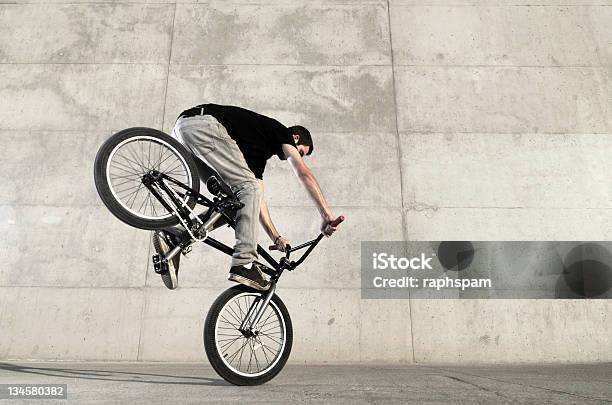 若い Bmx 自転車ライダー - BMXに乗るのストックフォトや画像を多数ご用意 - BMXに乗る, 離れ技, 自転車