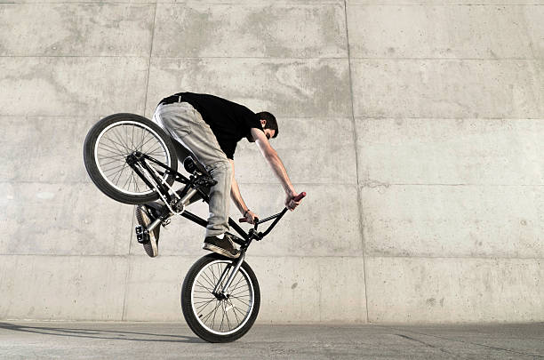 jovem bicicleta bmx rider - bmx cycling bicycle street jumping imagens e fotografias de stock