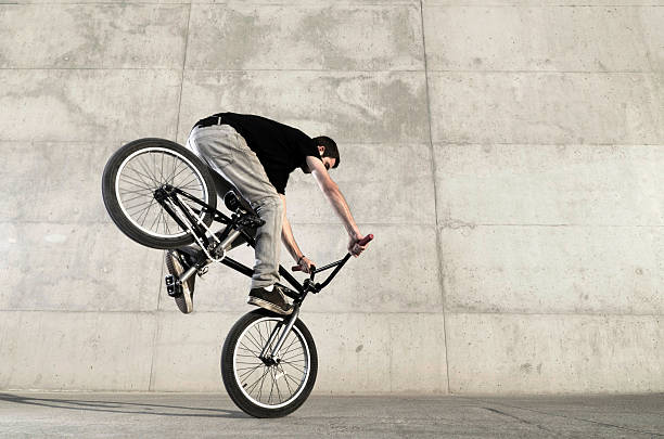 Jovem de bicicleta BMX participante - foto de acervo