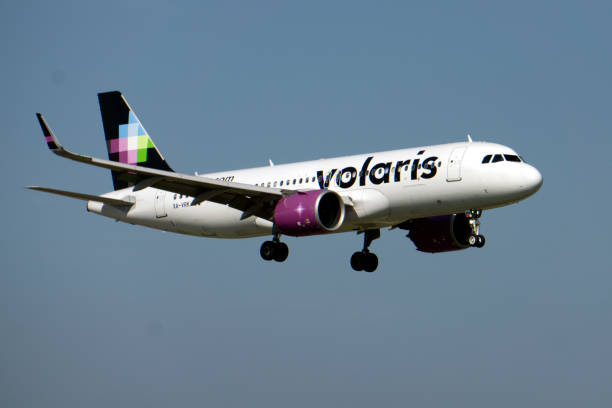 volaris airbus a320 bereitet sich auf landung in chicago o'hare vor - airport usa business ohare airport stock-fotos und bilder