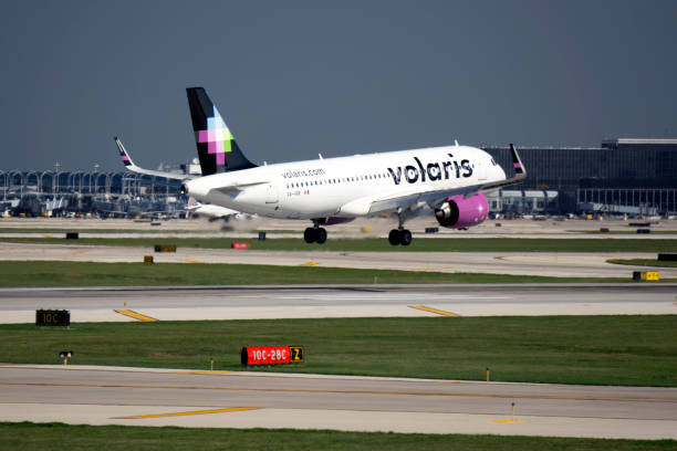 volaris airbus a320 bereitet sich auf landung in chicago o'hare vor - airport usa business ohare airport stock-fotos und bilder