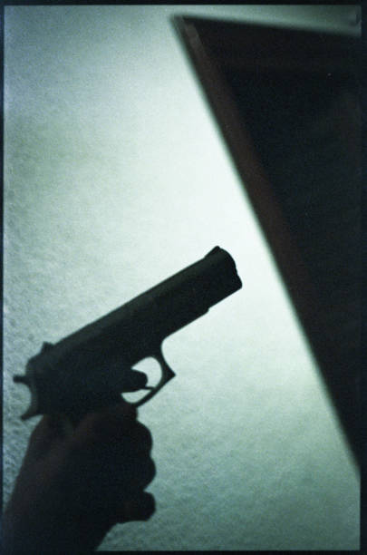 conception de couverture de livre de thriller d’espionnage avec un homme tenant un pistolet pistolet. - gun men holding handgun photos et images de collection