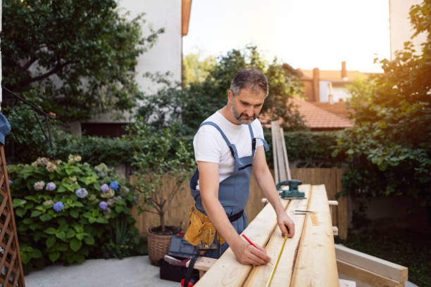 새로운 가정 추가 프로젝트에서 작업하는 동안 목수는 목재의 길이를 표시합니다. - carpenter home addition manual worker construction 뉴스 사진 이미지