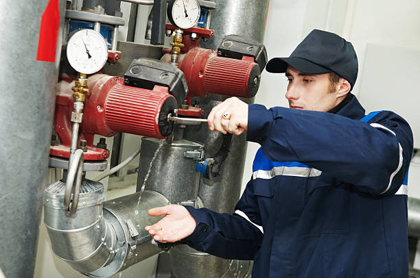 修理工動作に水ポンプのボイラールーム - plumber thermostat repairing engineer ストックフォトと画像