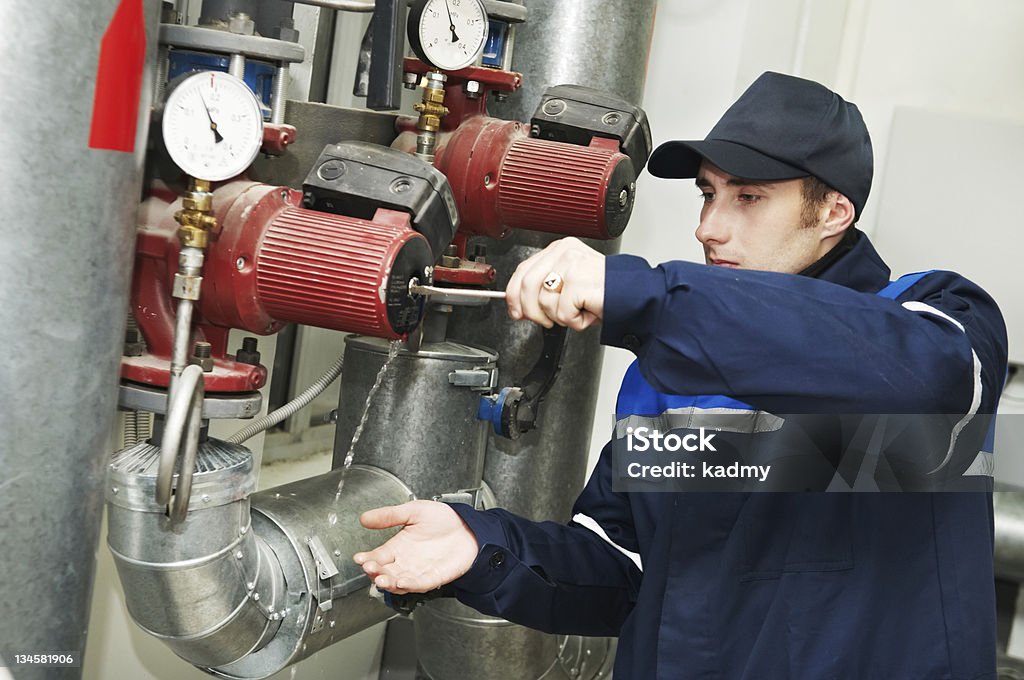 Consertador de trabalho da bomba de água de caldeira quarto - Foto de stock de Consertar royalty-free