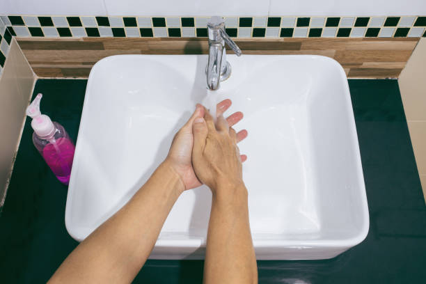 les hommes se lavent les mains avec du savon mousse et de l’eau propre. - washing hair photos et images de collection