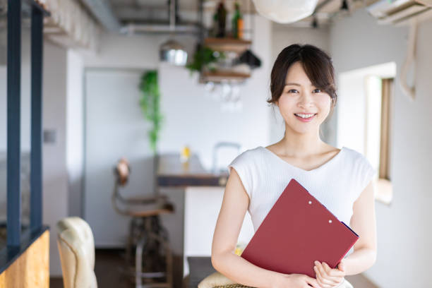 カフェで働く若い女性スタッフ - 外食産業関係の職業 ストックフォトと画像