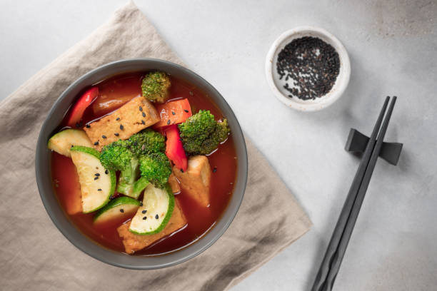 두부 치즈와 야채를 곁들인 아시아 수프 - tofu chinese cuisine vegetarian food broccoli 뉴스 사진 이미지
