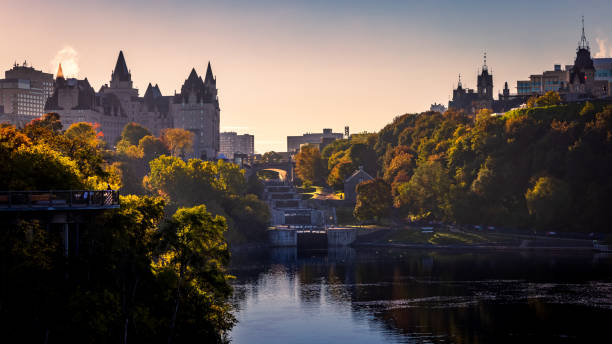 vista del canal rideau en ottawa, temprano en la mañana con el château laurier. - ottawa river fotografías e imágenes de stock