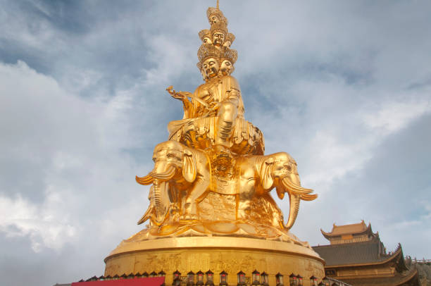 статуя золотого будды на вершине эмэйшань - emeishan стоковые фото и изображения