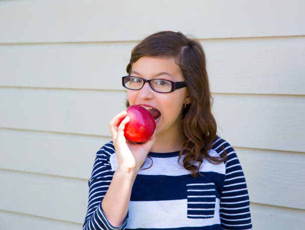 adolescente heureuse de manger une pomme - 2274 photos et images de collection