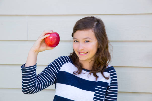 teenager girl happy eating an apple - 2281 imagens e fotografias de stock