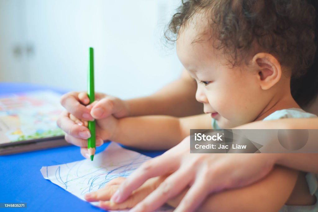 Baby lernen, Bleistifte zu malen - Lizenzfrei 18-23 Monate Stock-Foto Baby lernen, Bleistifte zu malen - Lizenzfrei 18-23 Monate Stock-Foto